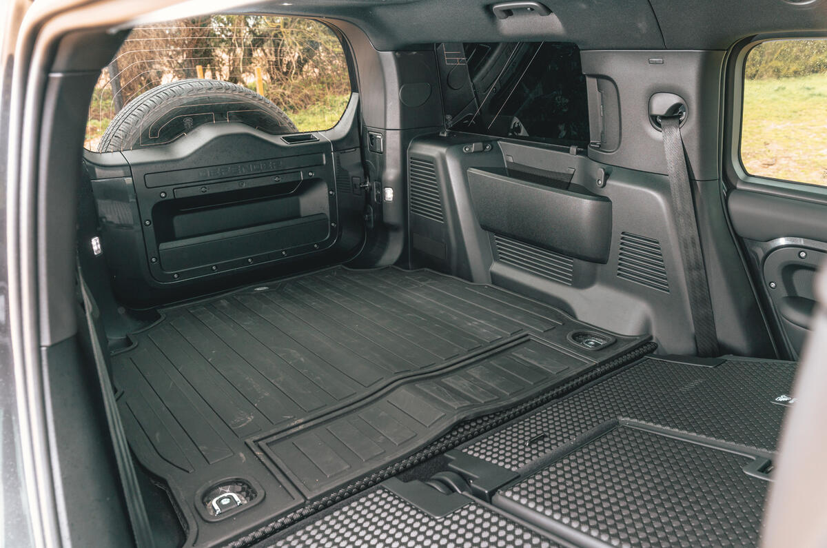 Land Rover Defender 130 sièges pliés