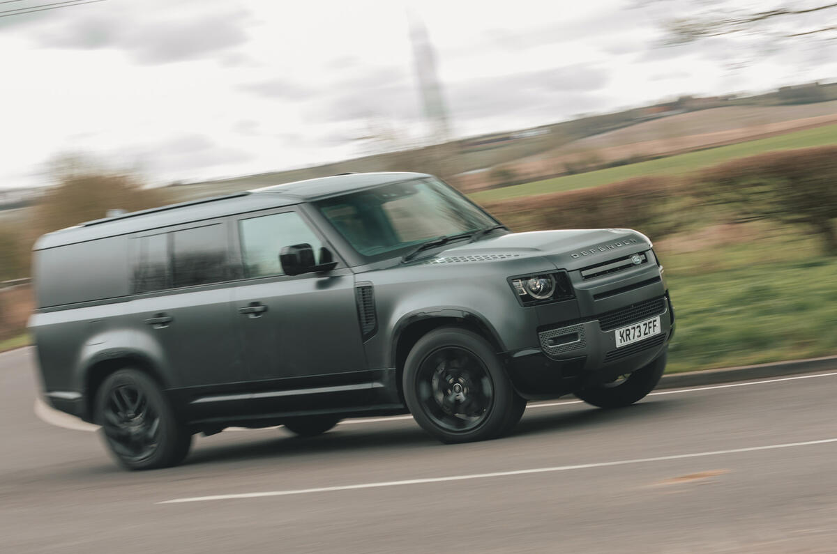 Land Rover Defender 130 en virage latéral