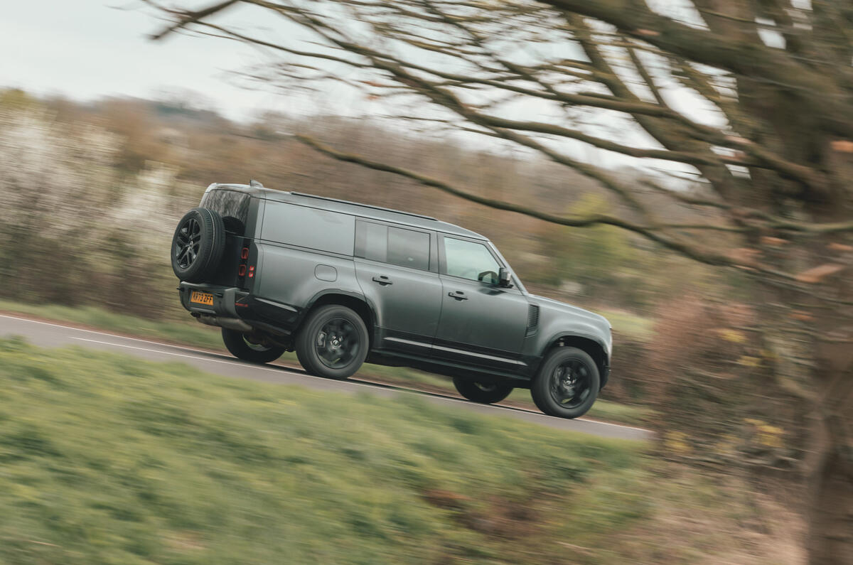 Land Rover Defender 130 latéral vu de loin