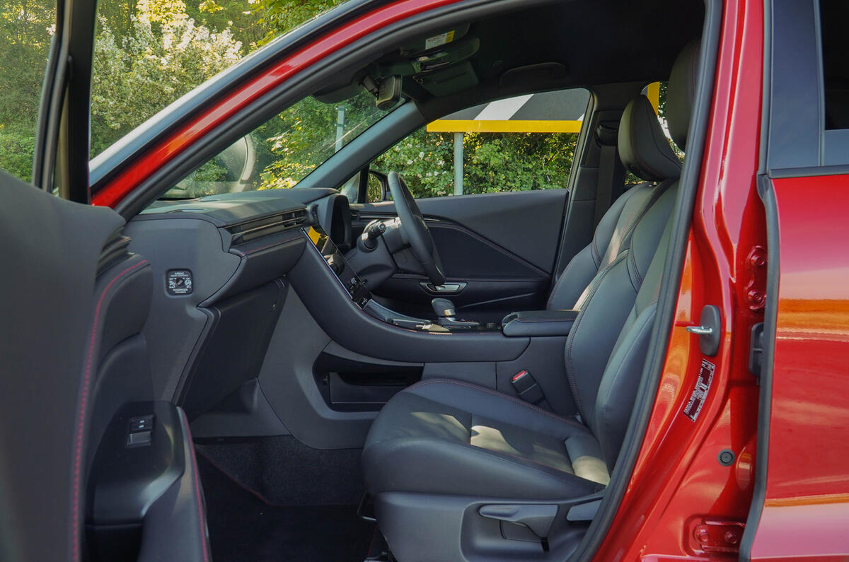 Lexus LBX vue latérale de l'habitacle avant