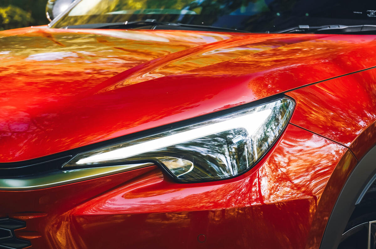 Lexus LBX feux avant en gros plan