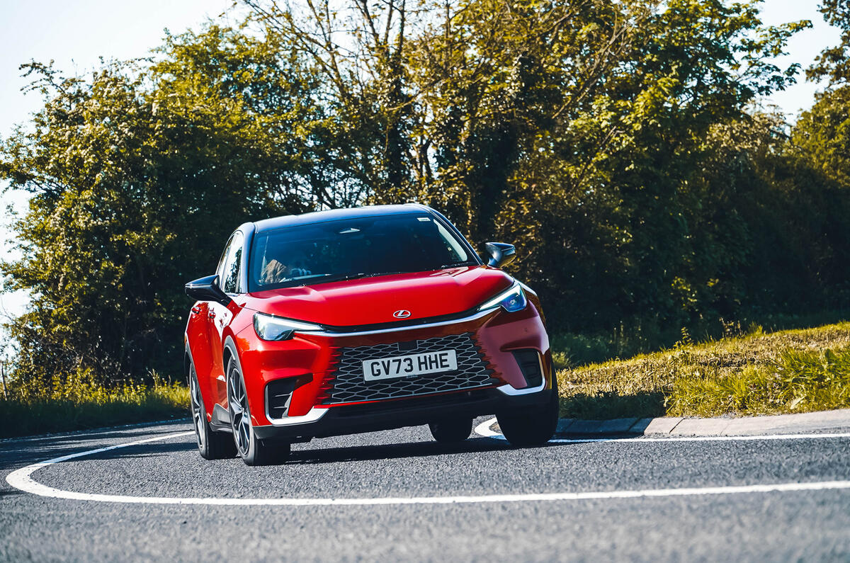 Lexus LBX sur route