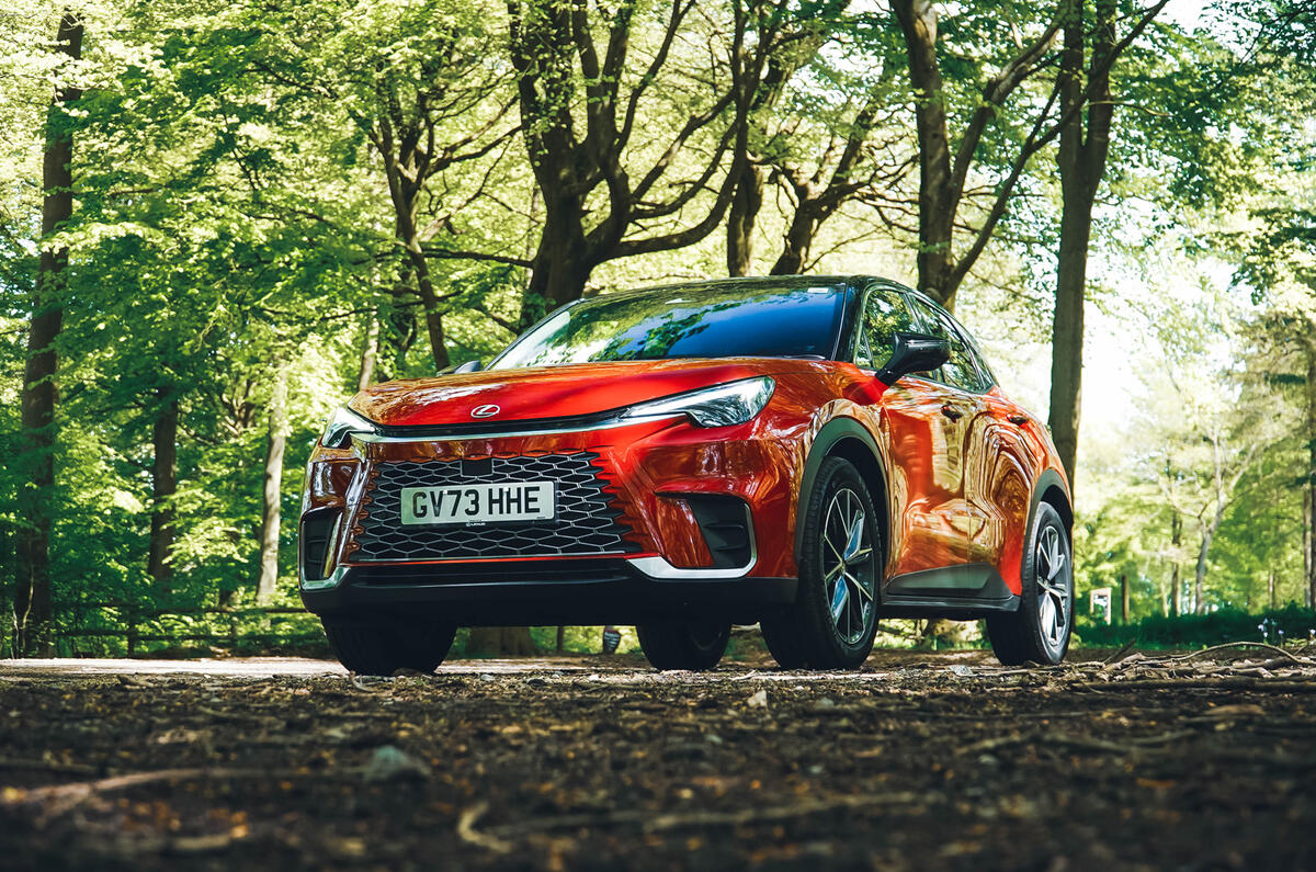 Lexus LBX garée à l'avant