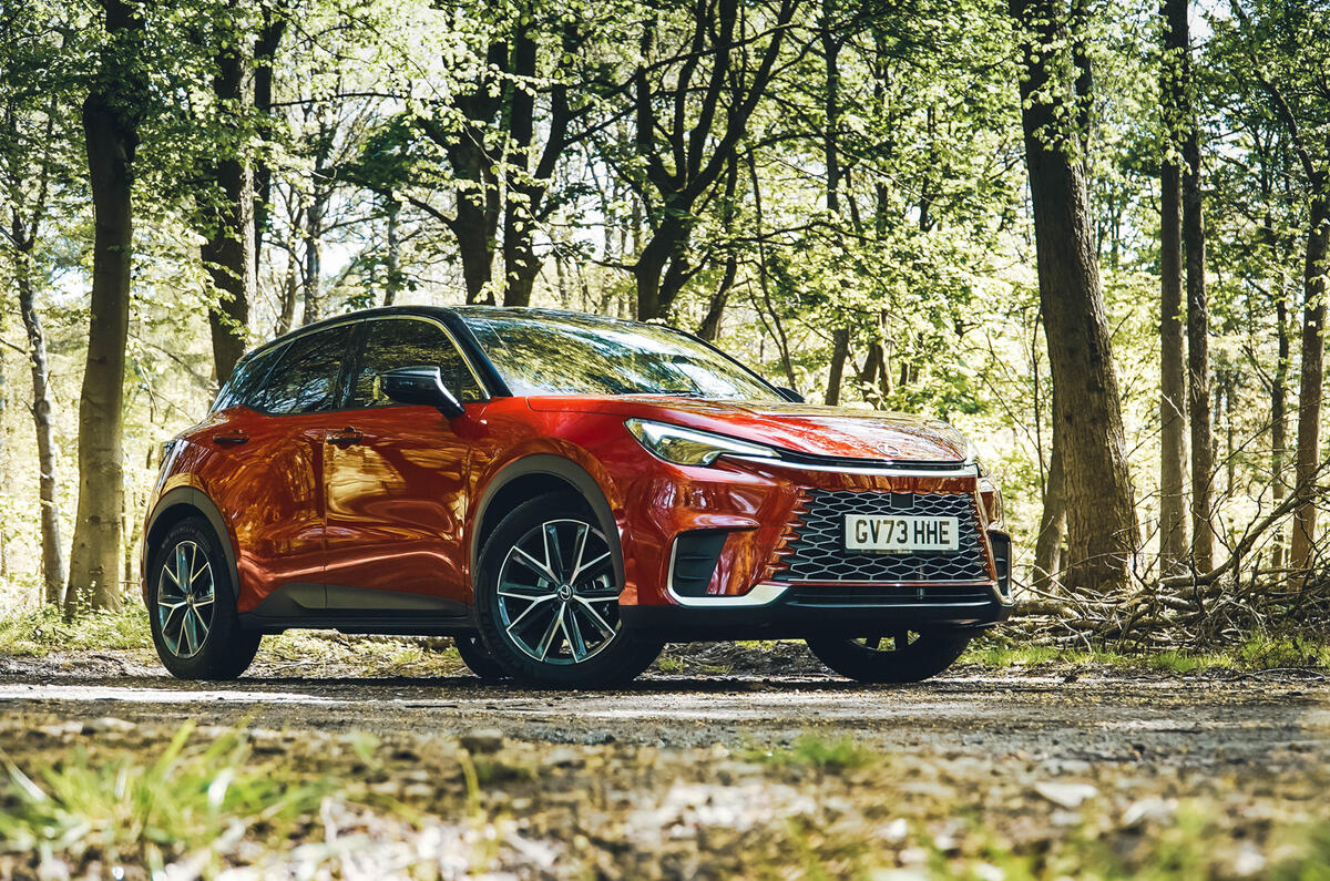 Lexus LBX garée dans les bois