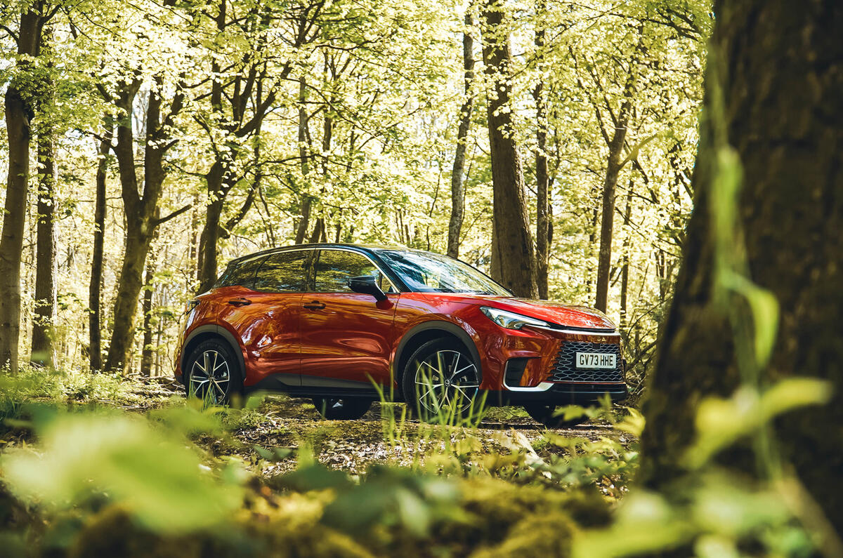 Lexus LBX garée dans les bois 2