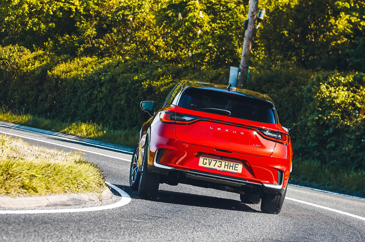 Lexus LBX en virage arrière