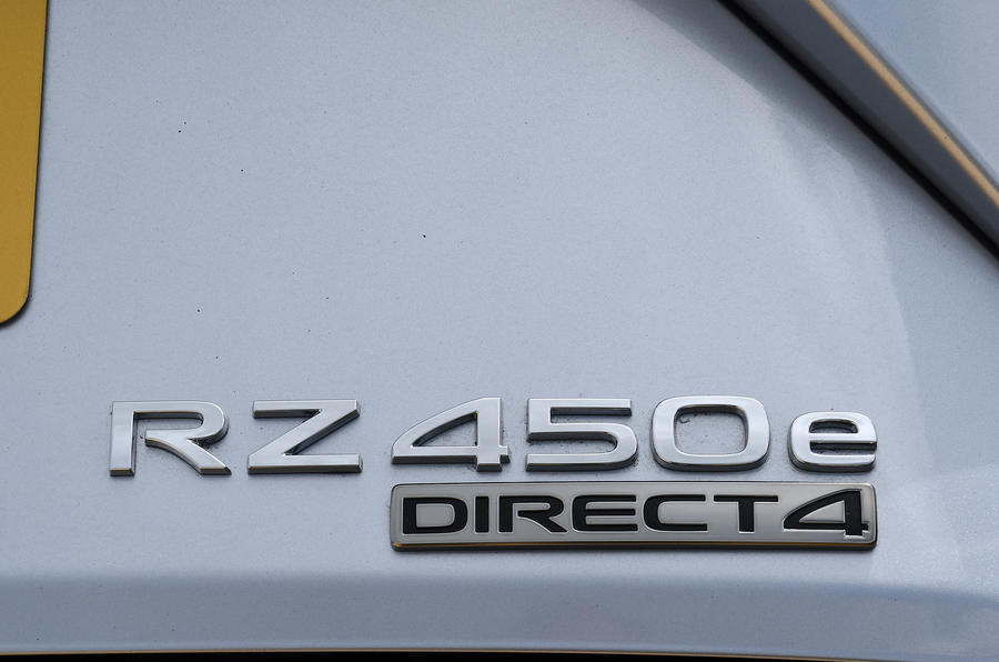 Insigne du modèle Lexus RZ