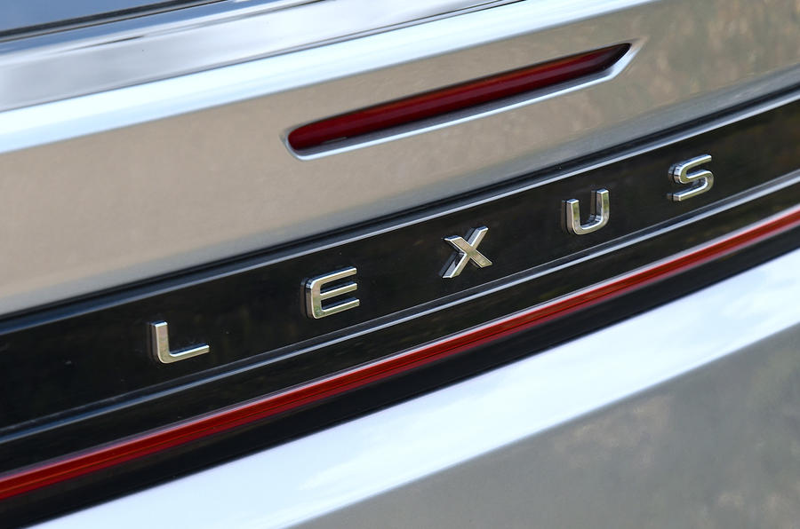 Insigne du nom de la Lexus RZ