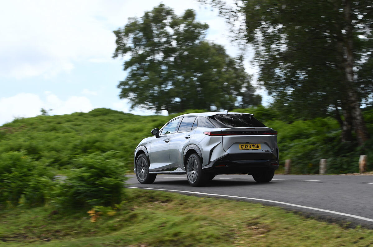 Lexus RZ distance arrière