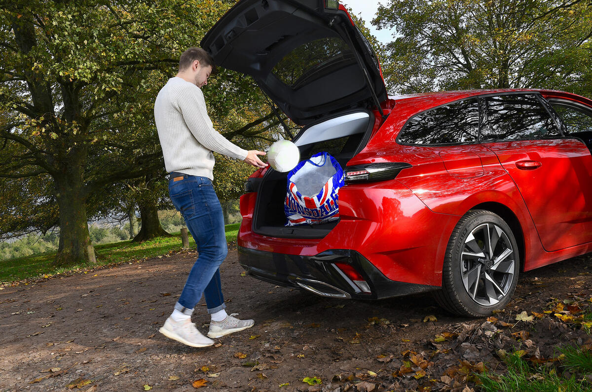 Peugeot 308 coffre avec personne