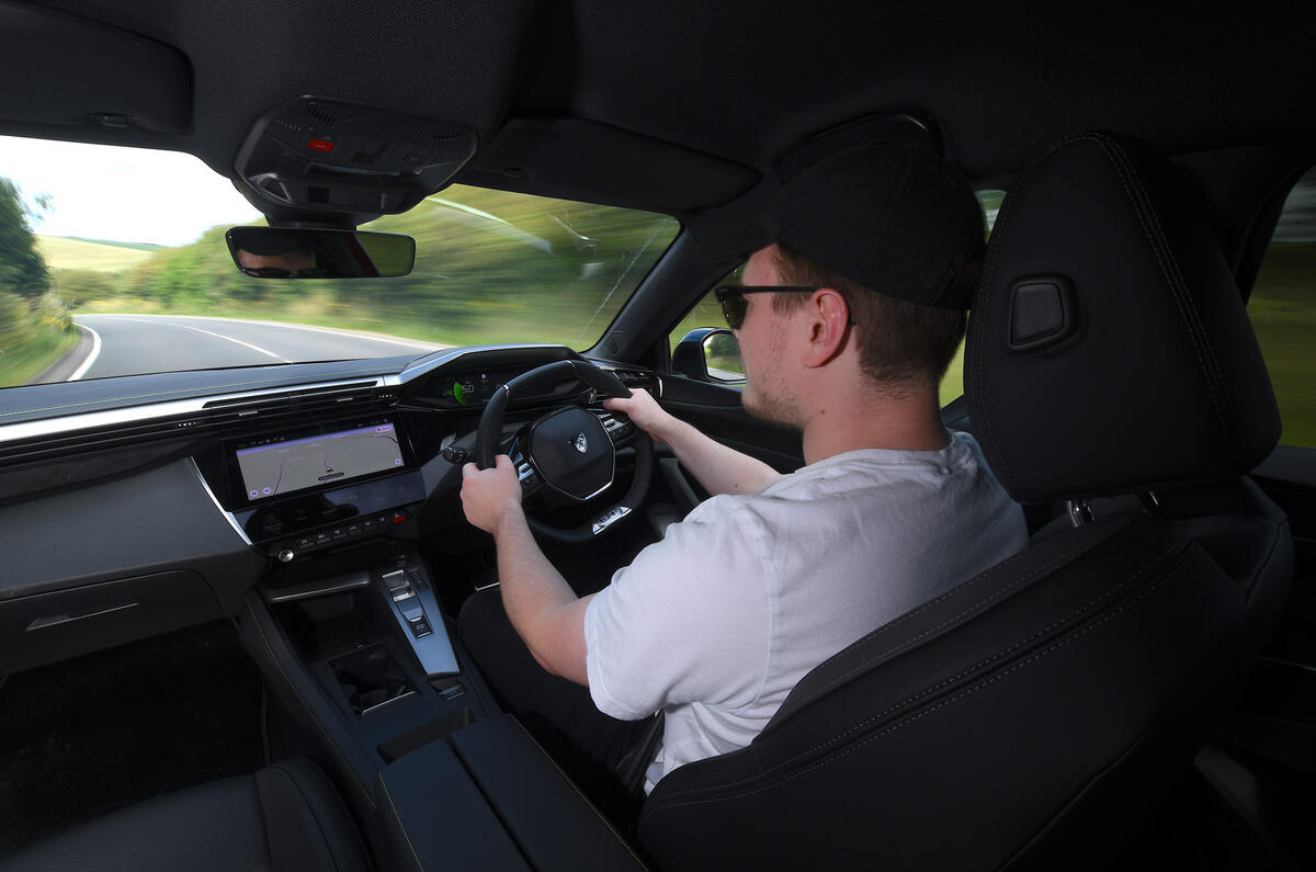 L'habitacle de la Peugeot 408 par-dessus l'épaule