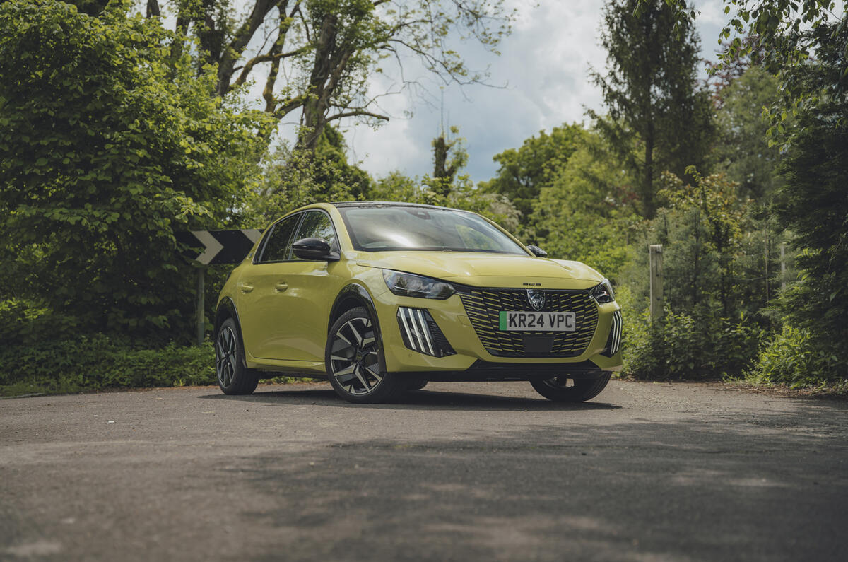 Peugeot e 208 garée