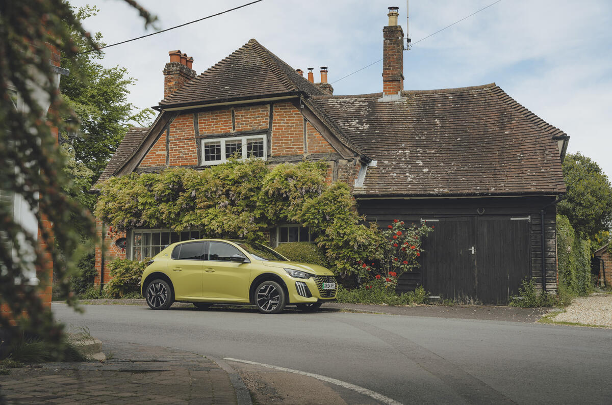 Peugeot e 208 garée dans un village