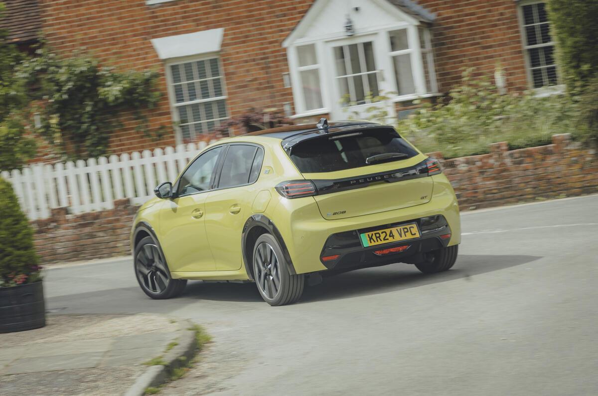 Peugeot e 208 en virage arrière