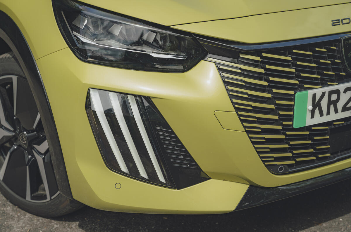 Peugeot e 208 feux de sabre
