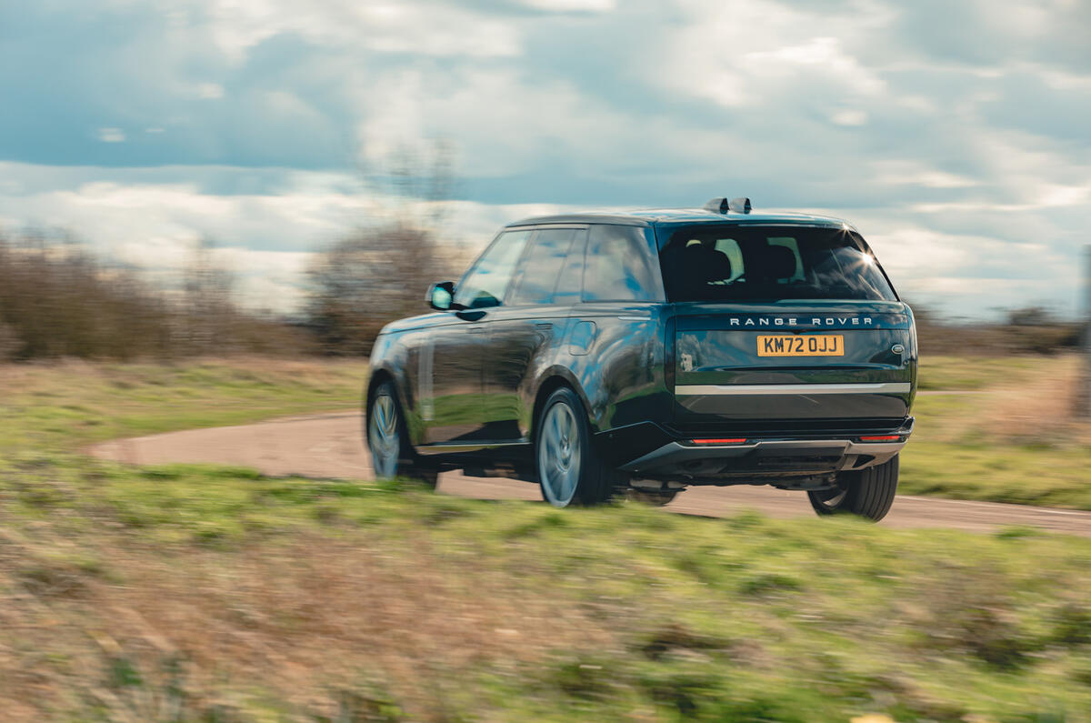 Range Rover P440e en tête à l'arrière