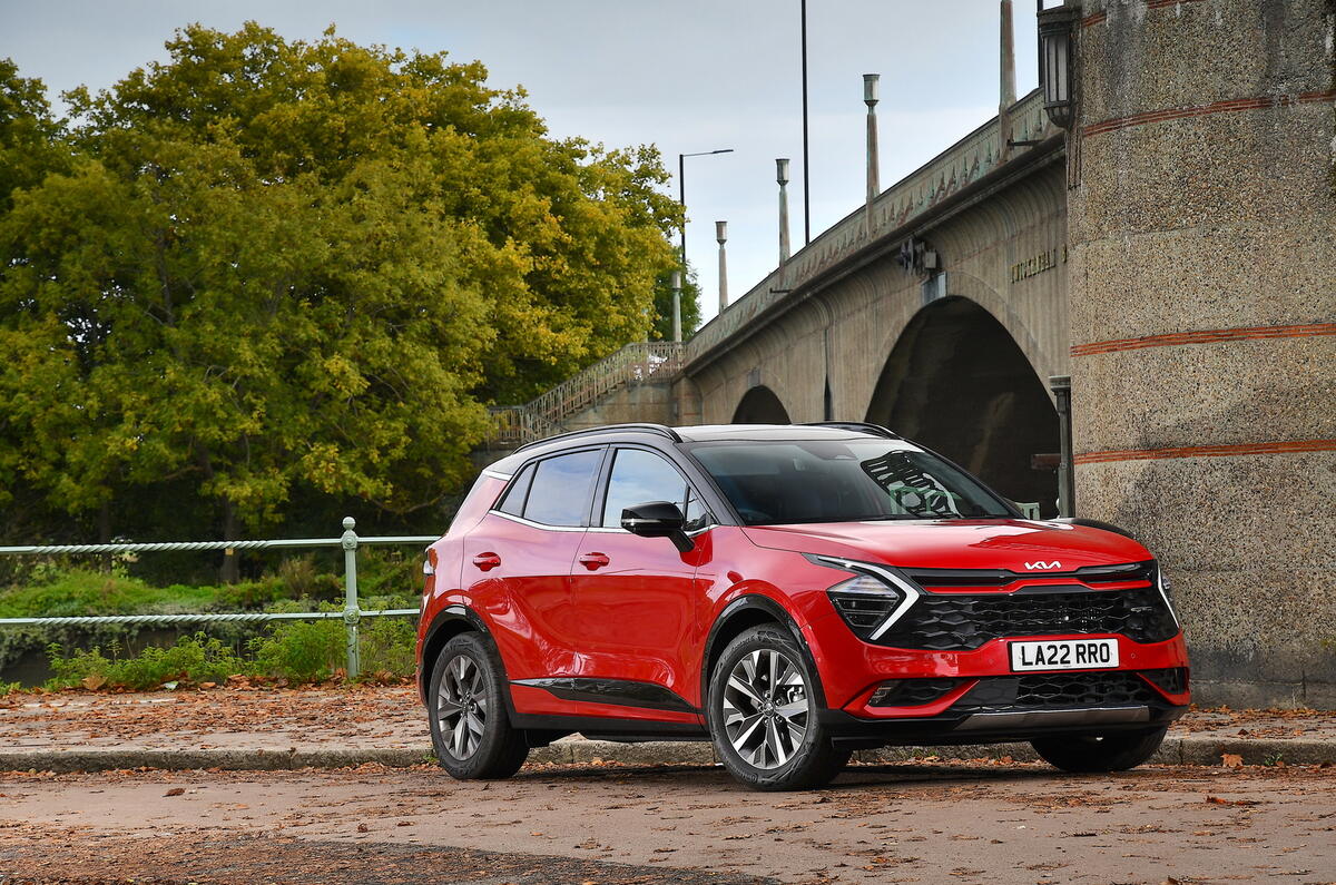 Kia Sportage rouge sous un pont