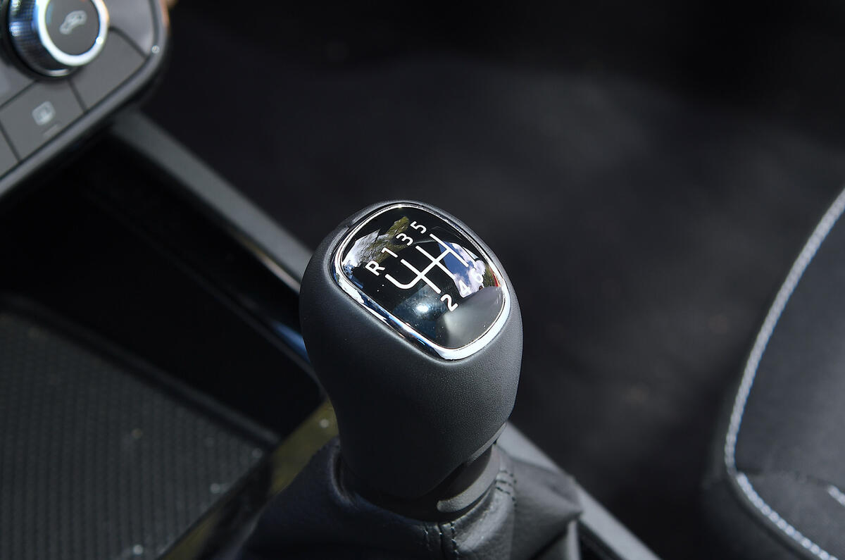 Skoda Kamiq essai à long terme levier de vitesse
