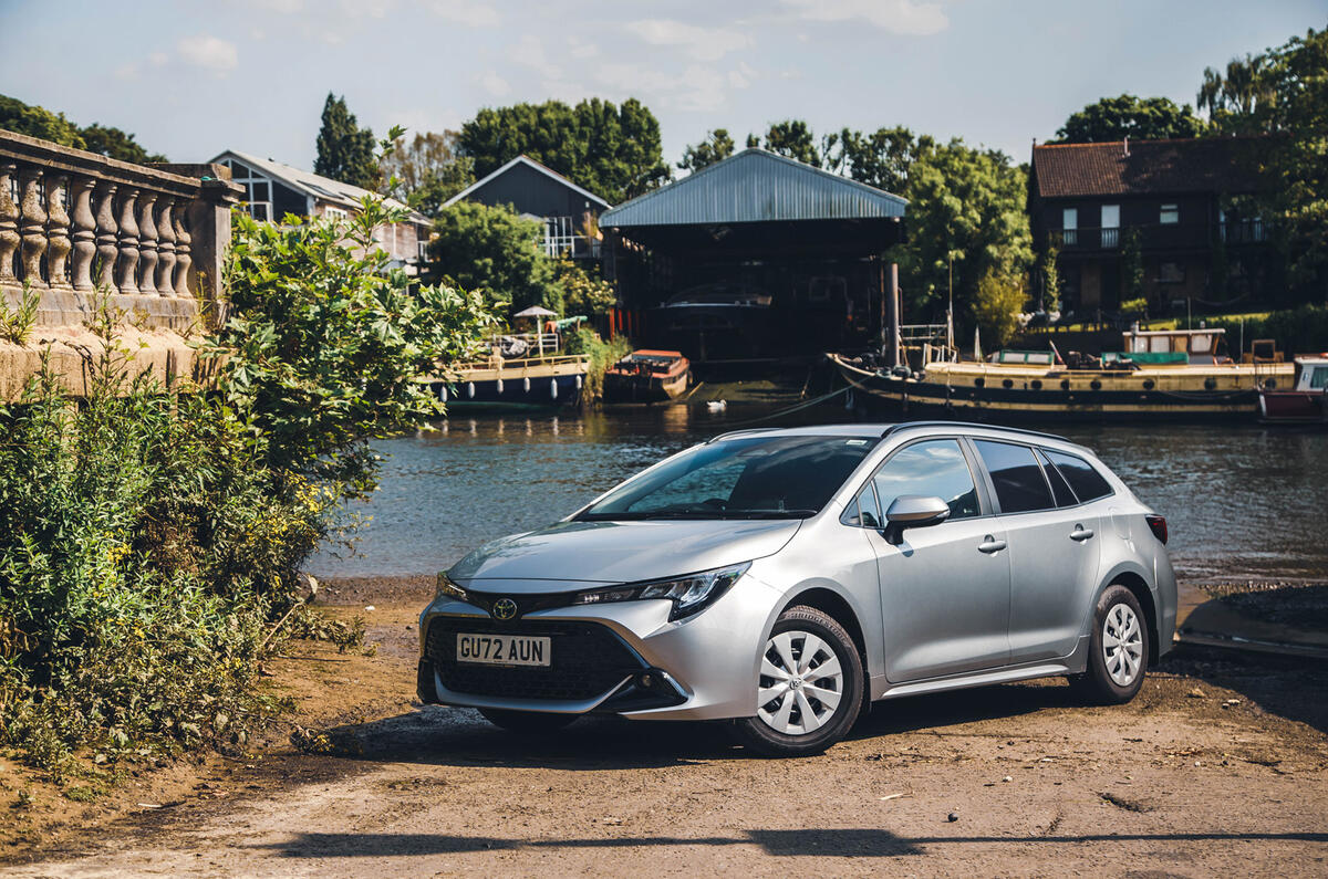 Toyota Corolla Commercial garée sur un quai