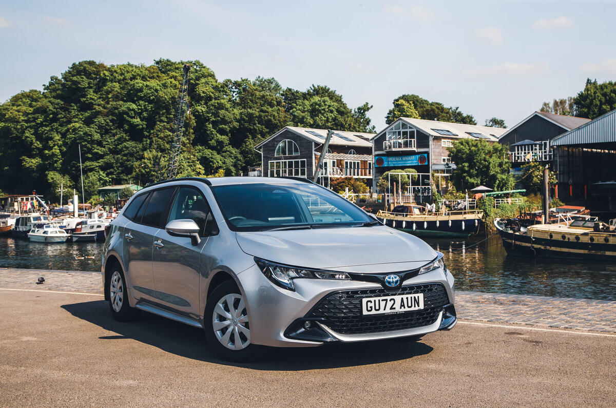 Toyota Corolla Commercial garée sur le front de mer de Twickenham