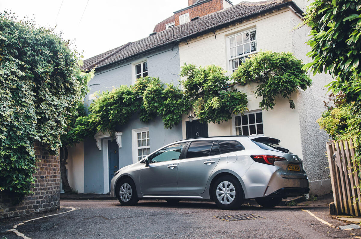 Toyota Corolla Commercial garée devant une maison