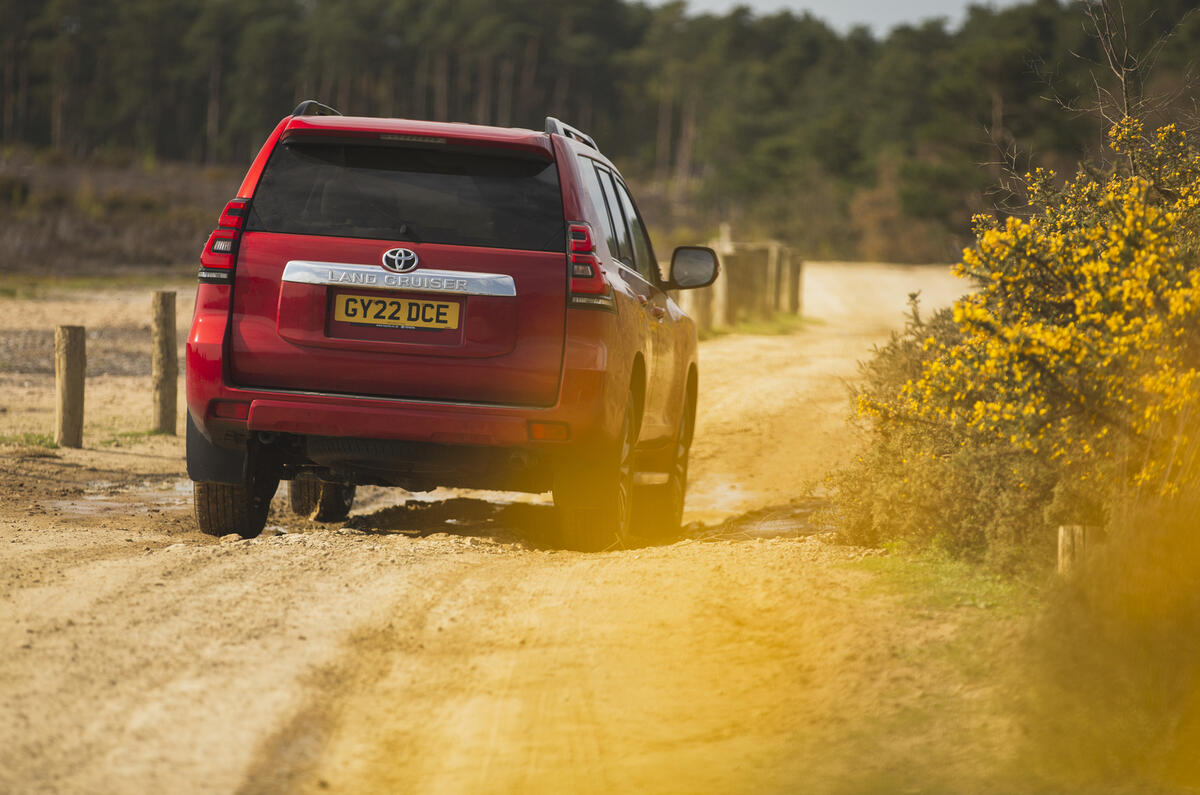 Toyota Land Cruiser arrière chemin de terre