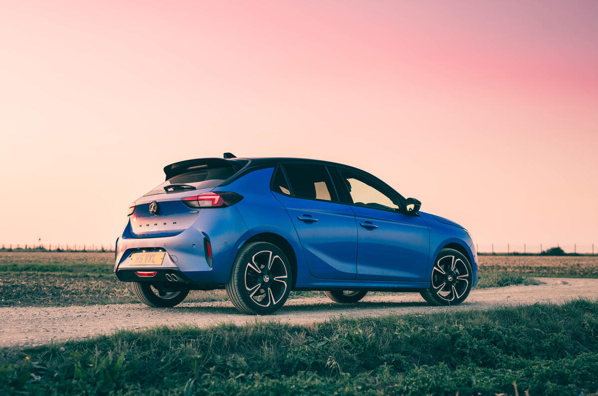 Vauxhall Corsa en stationnement arrière