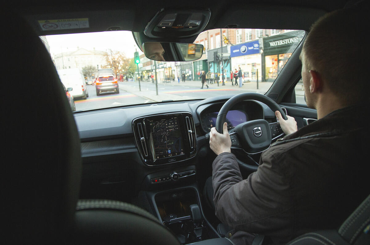 Volvo XC40 Recharge avant intérieur escalade 2