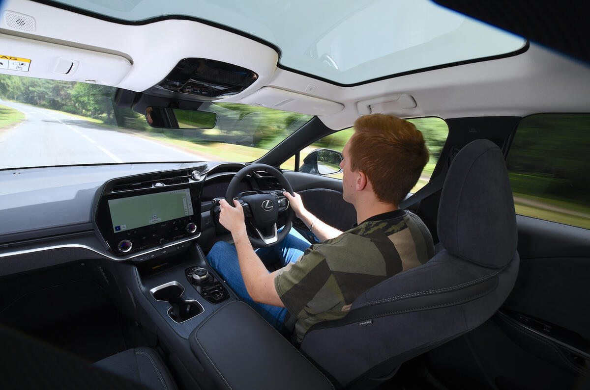 Will Rimell au volant de la Lexus RZ par-dessus l'épaule