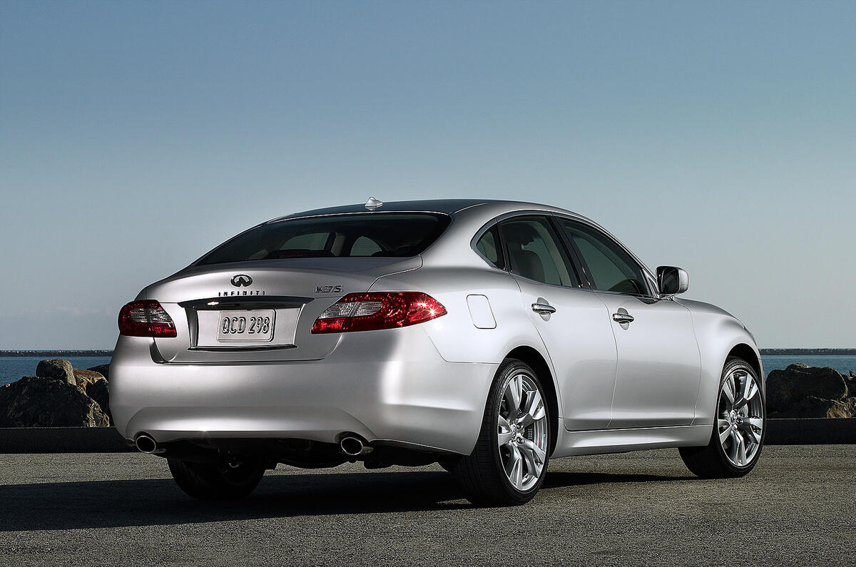 Infiniti M hybrid in 2011