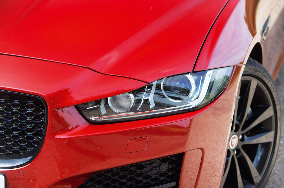 Jaguar XE bi-xenon headlights