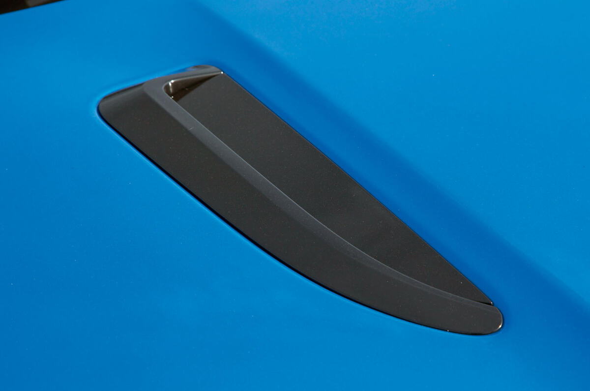 Jaguar F-Type 2.0 bonnet louvres