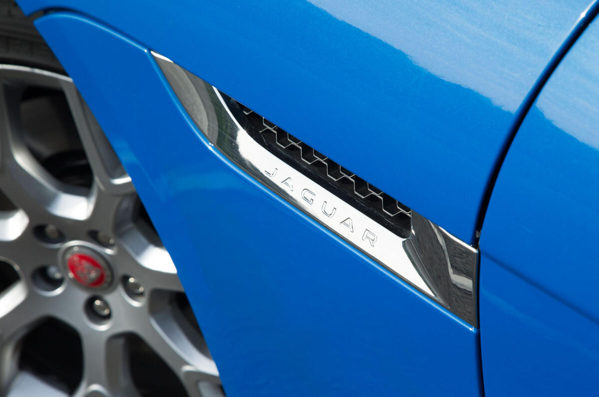 Jaguar F-Type 2.0 side vents