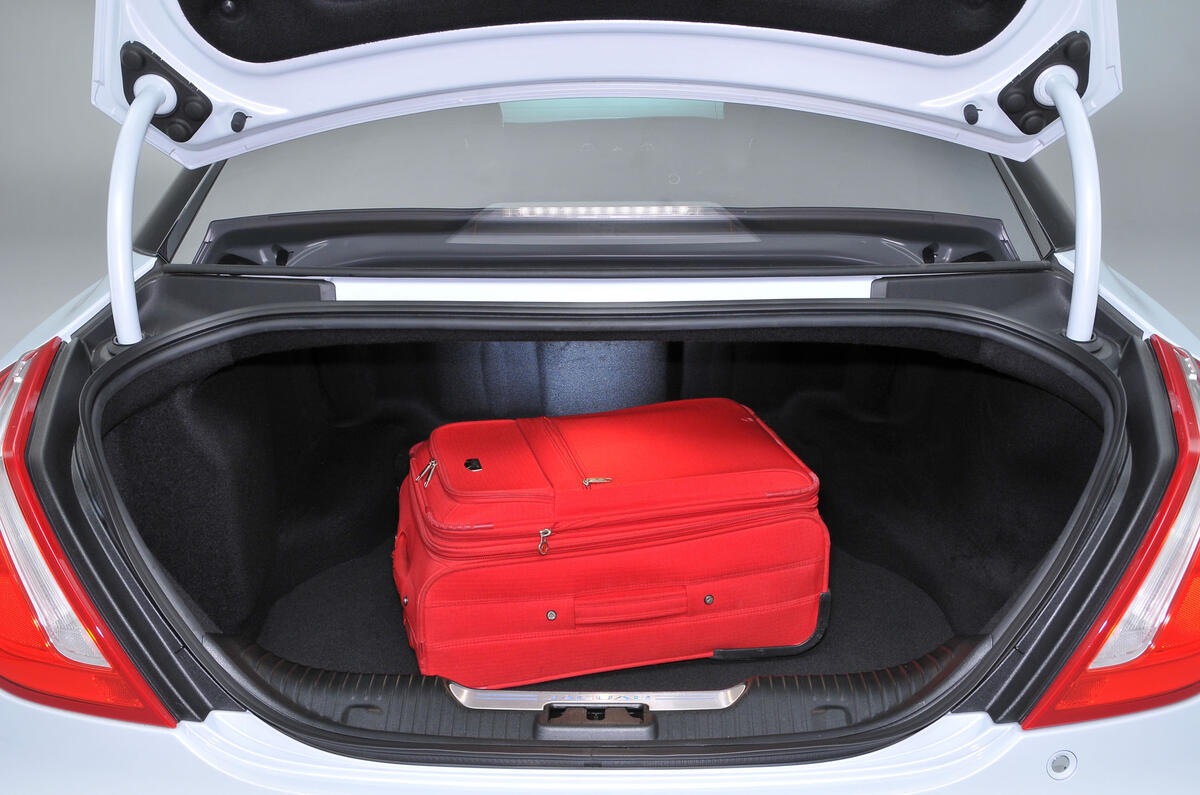 Jaguar XJ boot space