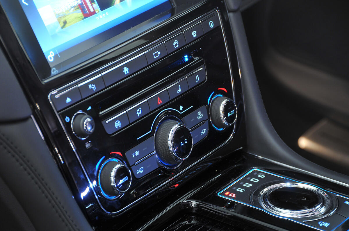 Jaguar XJ centre console