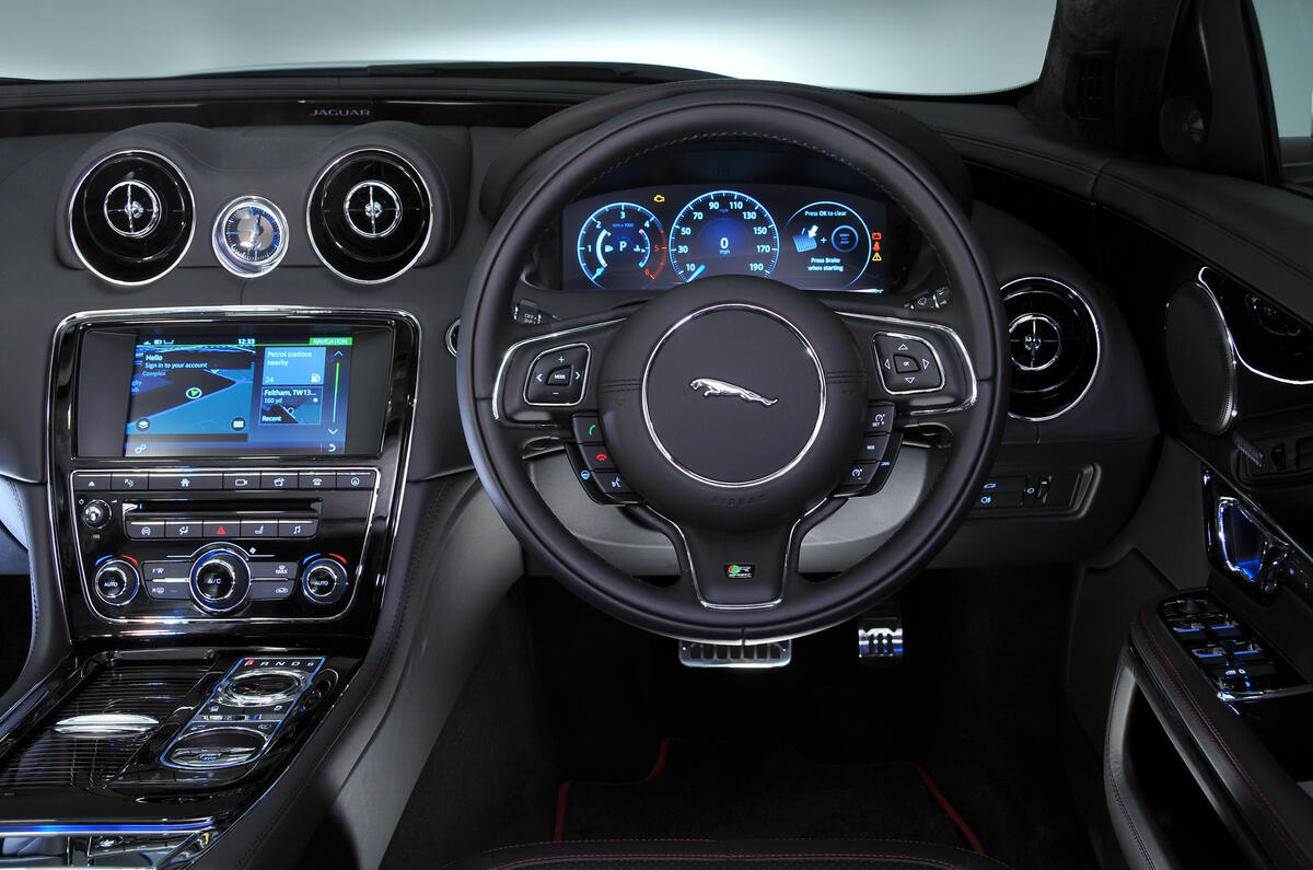Jaguar XJ dashboard