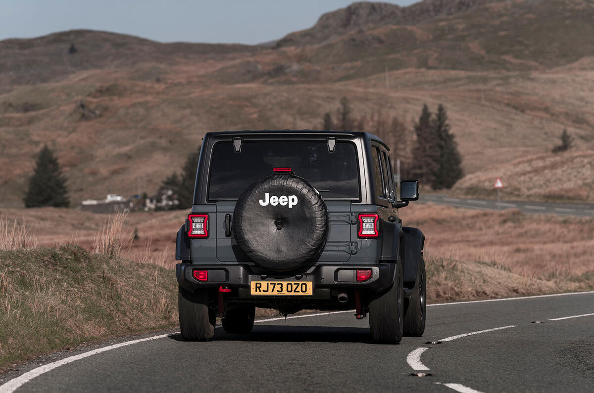 jeep wrangler avis 2024 22 virage arrière
