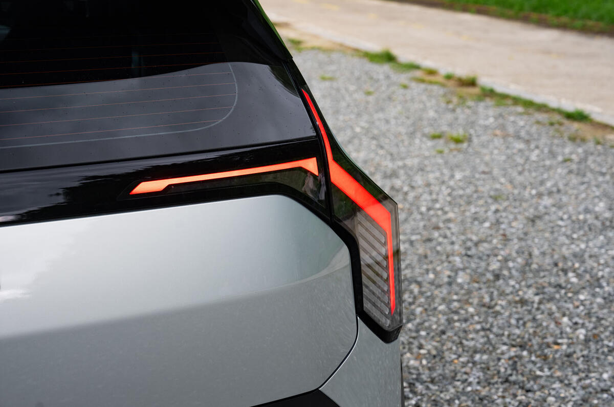 Kia EV3 test 2024 08 feux arrière