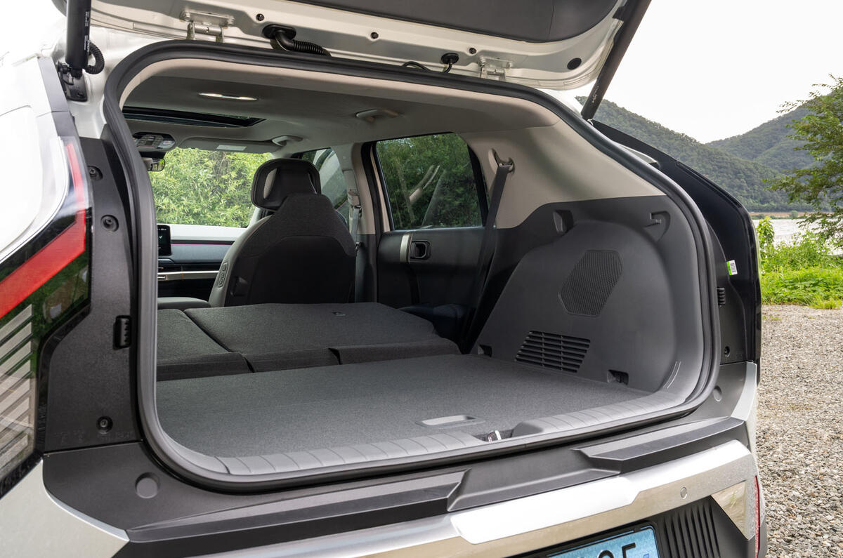 Kia EV3 avis 2024 20 coffre avec sièges rabattus à plat
