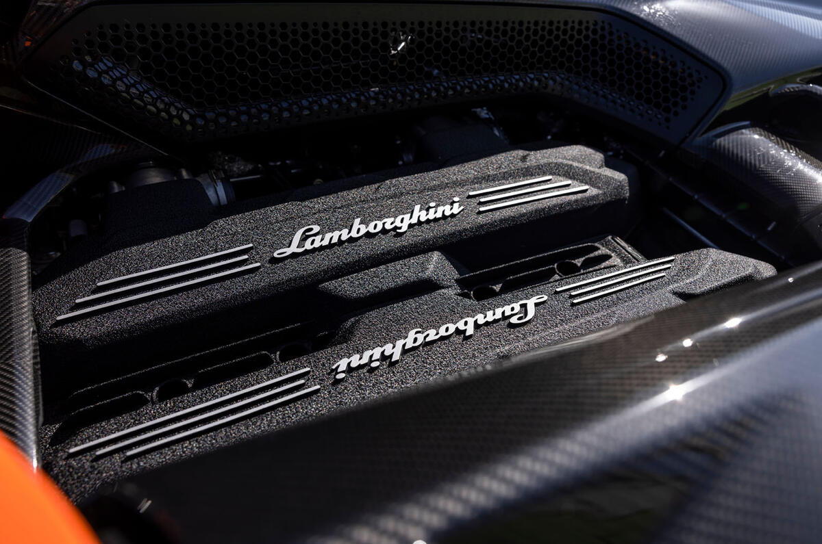 lamboghini revuelto review 2023 15 moteur v12