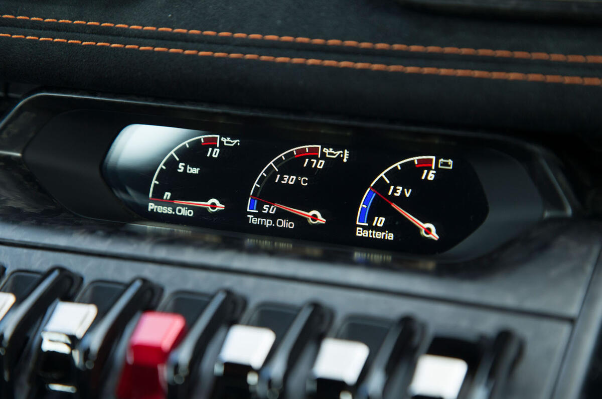 Lamborghini Huracán Performante temperature dials