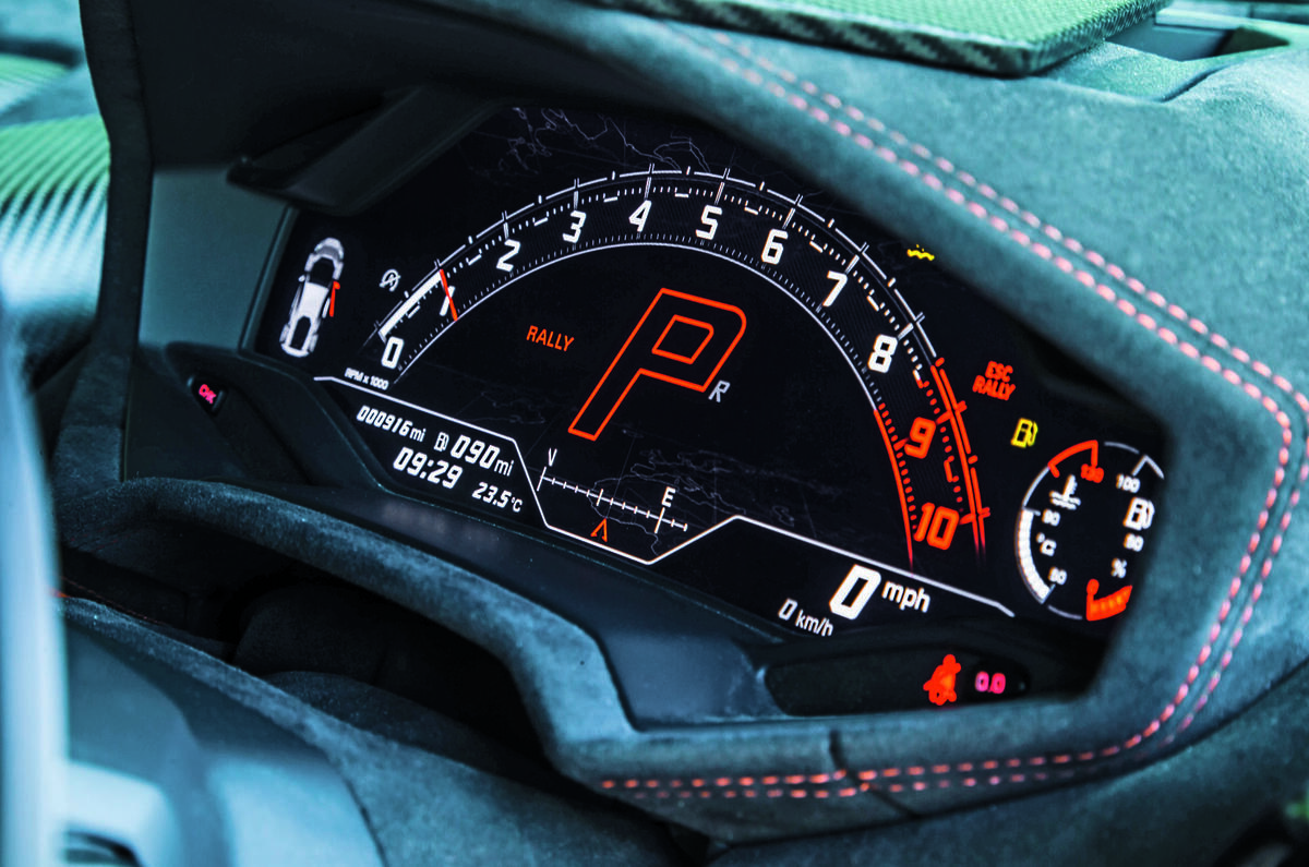Lamborghini Huracan Sterrato digital display