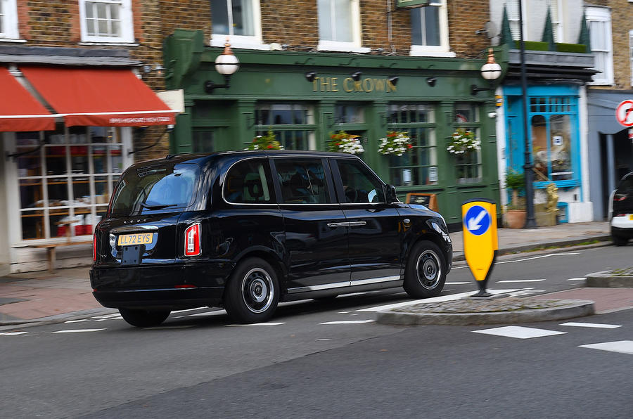 levc tx taxi review 2023 05 rear panning