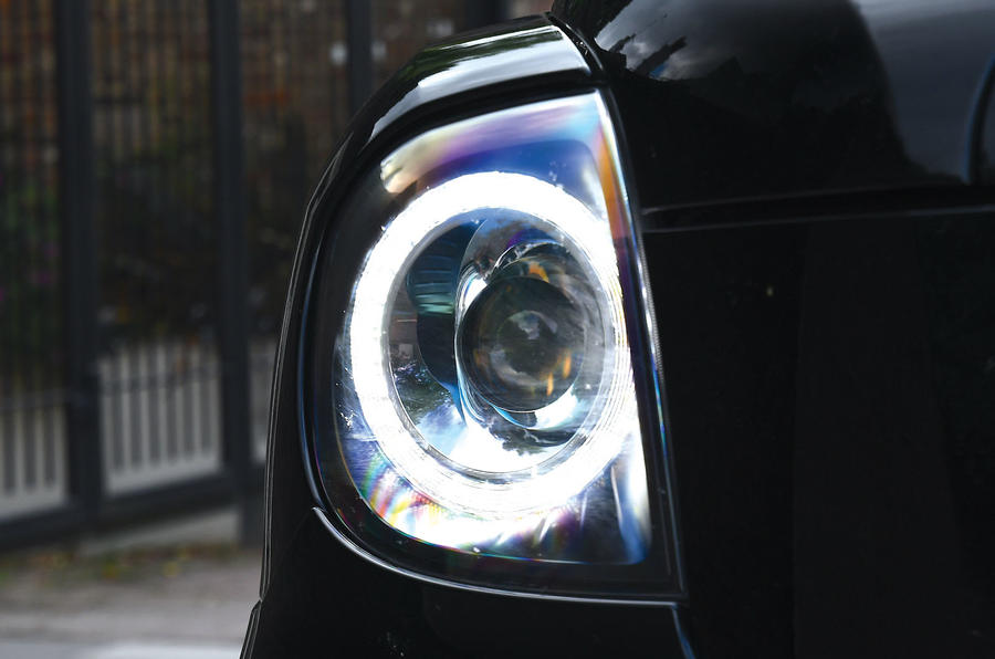 levc tx taxi review 2023 09 headlight