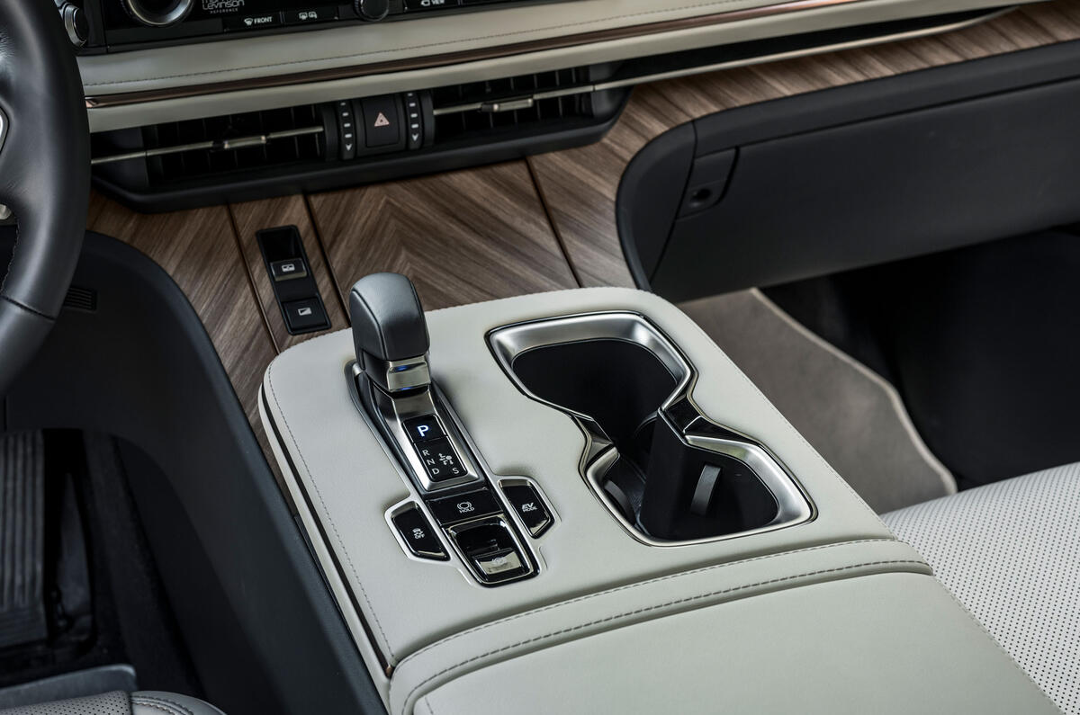 lexus lm review 2023 12 cebntre console