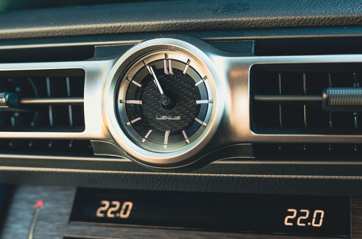 Lexus RCF Ultimate 2024 horloge analogique 26