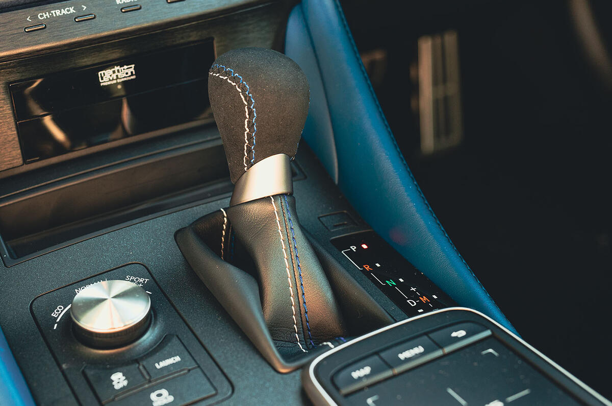Console centrale de la Lexus RCF Ultimate 2024 23
