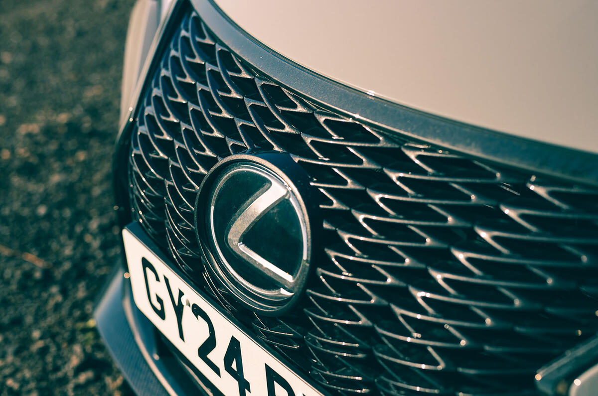 Insigne de calandre de la Lexus RCF Ultimate 2024 4