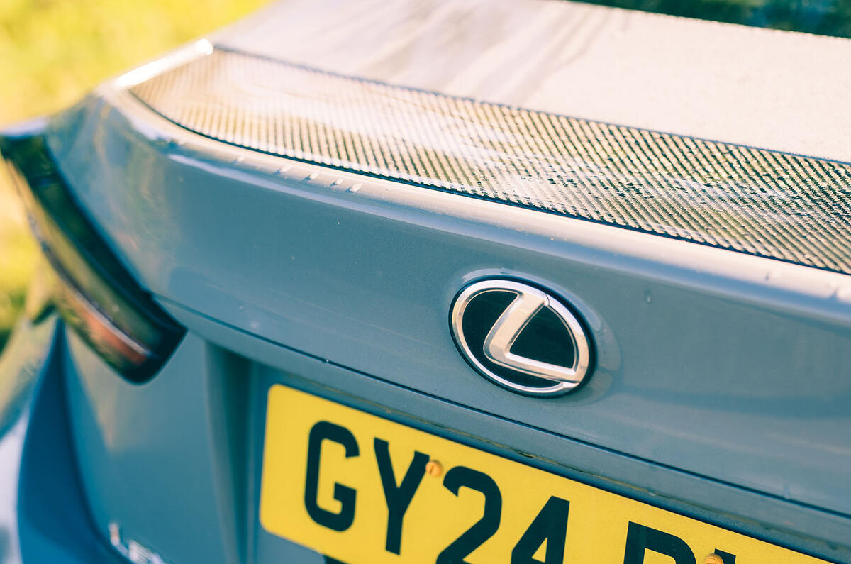 Lexus RCF Ultimate 2024 détail arrière 12