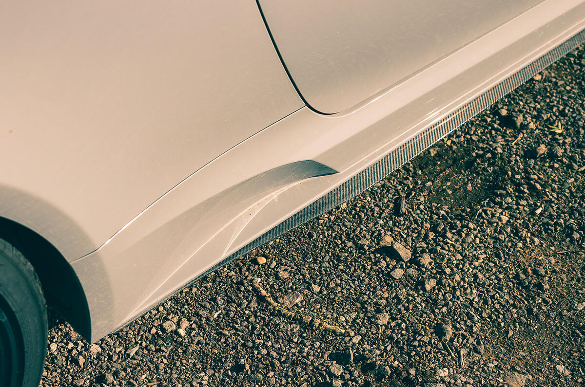 Lexus RCF Ultimate 2024 détail seuil 8